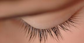 How to Grow Longer Eyelashes Naturally