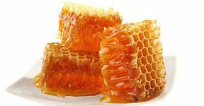 Honey exhibits antibacterial and pain-relieving activities