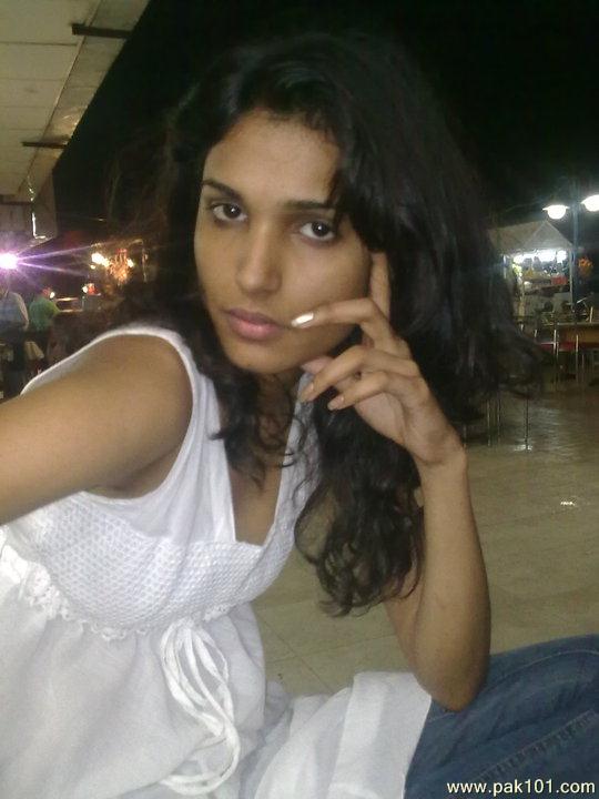 Amna Ilyas desktop Wallpapers