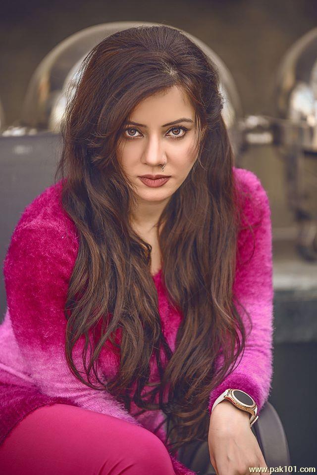 Rabi Peerzada -Pakistani Female Singer Celebrity