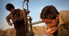 76% Pakistanis use same source of water for drinking, household usage: Poll