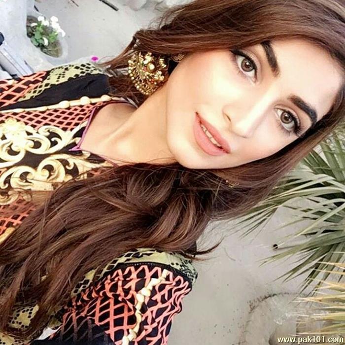 Kinza Hashmi -Pakistani Television Actress, Model, Rj And Tv Host Celebrity