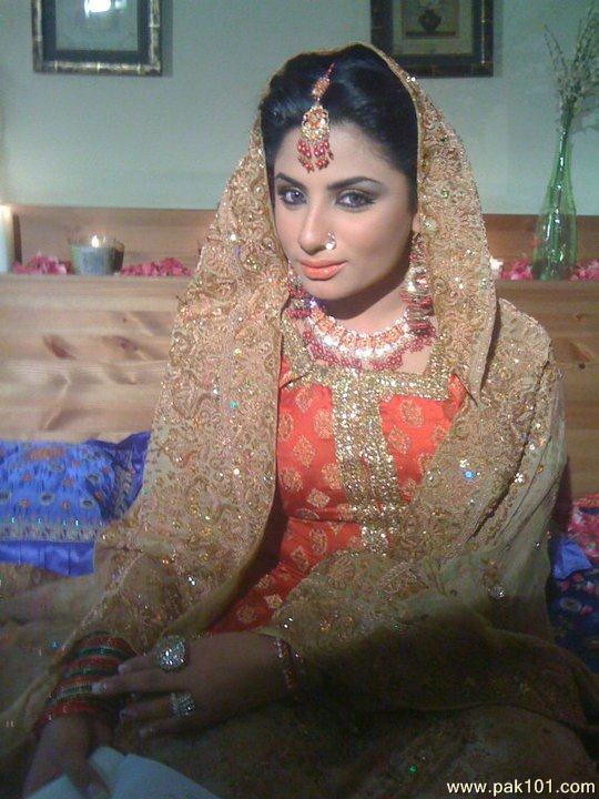 Maria Zahid on the set of Khawab Ankhein Khawish Chera