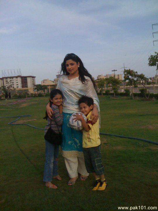 Maria Zahid on the set of Khushbooo Ka Gher