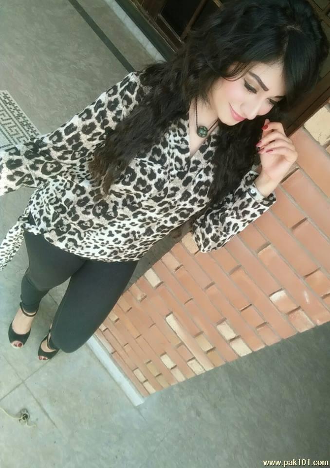 Riz Kamali -Pakistani Television Actress And Host Celebrity