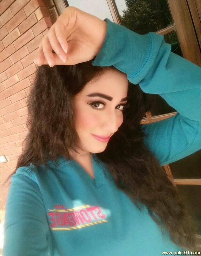 Riz Kamali -Pakistani Television Actress And Host Celebrity