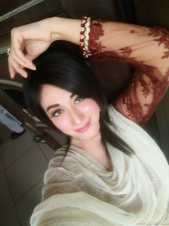 Riz Kamali -Pakistani Television Actress And Host Celebrity