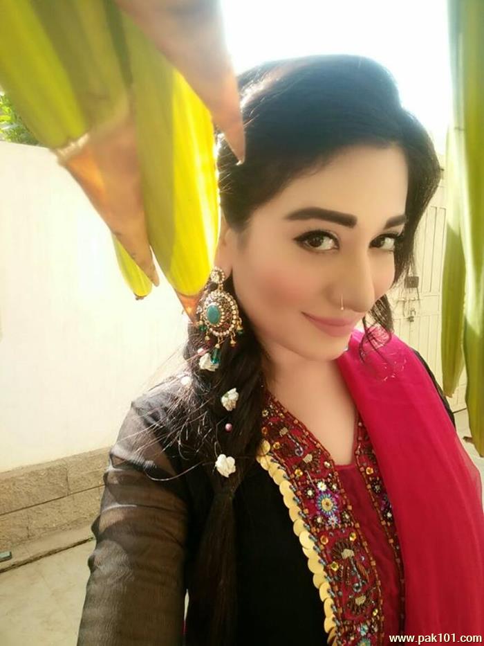 Riz Kamali -Pakistani Television Actress And Host Celebrity