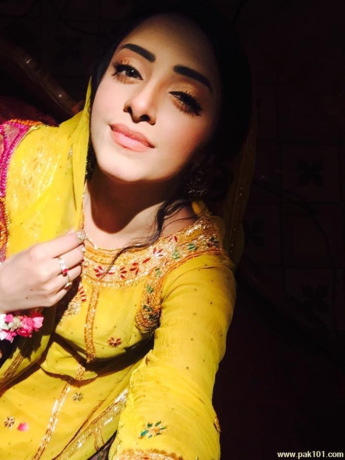 Sanam Chaudhry -Pakistani Television Drama Actress And Fashion Model Celebrity