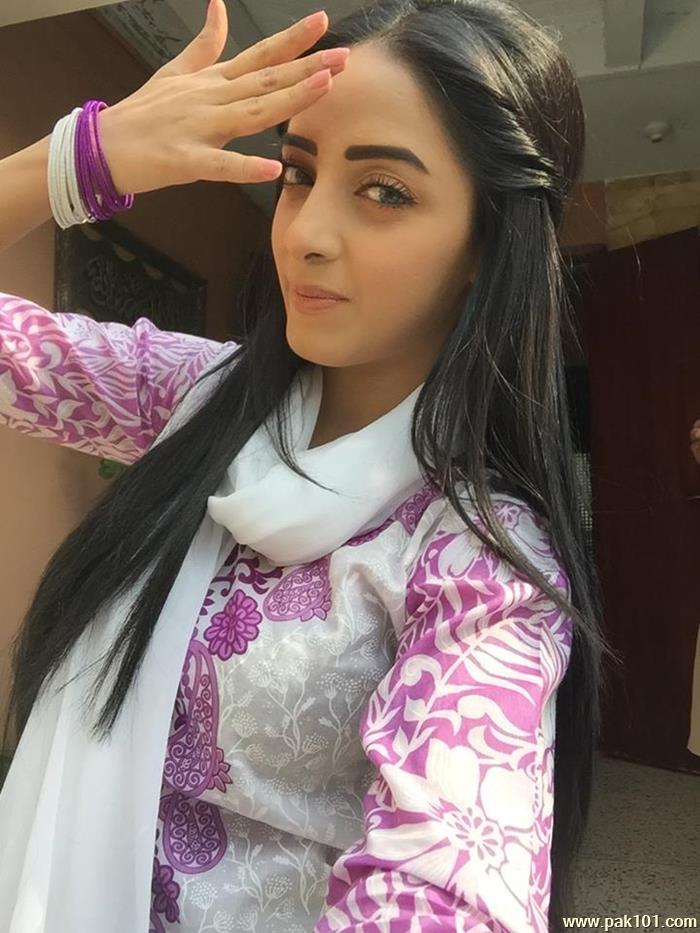 Sanam Chaudhry -Pakistani Television Drama Actress And Fashion Model Celebrity