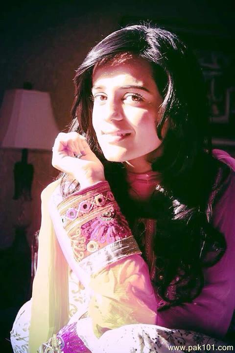 Sumbul Iqbal -Pakistani Female Television Actress Celebrity