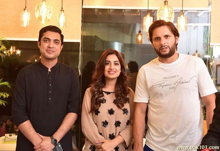 Pakistani Celebrities Having Dinner At New Restaurant Of Iqrar Ul Hassan