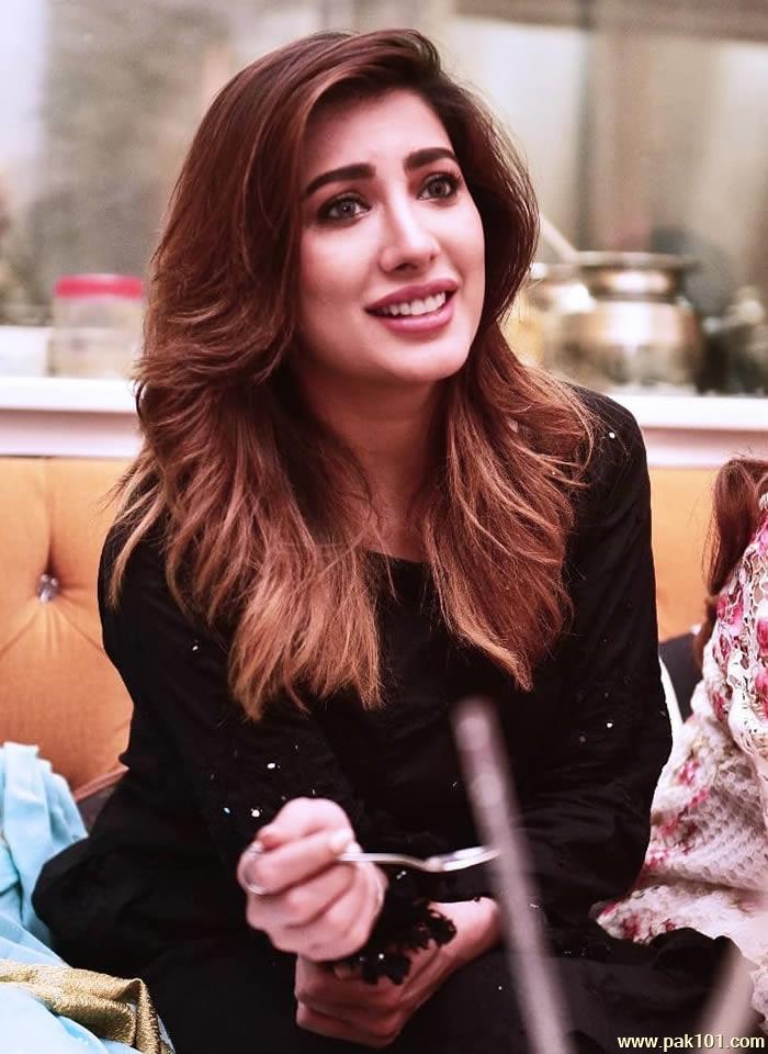 Pakistani Celebrities Having Dinner At New Restaurant Of Iqrar Ul Hassan