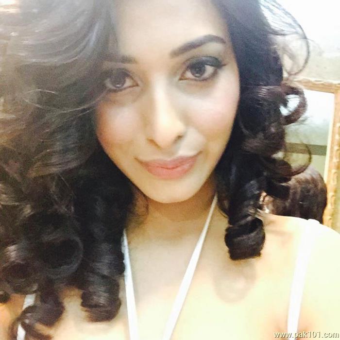 Eshal Fayyaz -Pakistani Female Fashion Model Celebrity