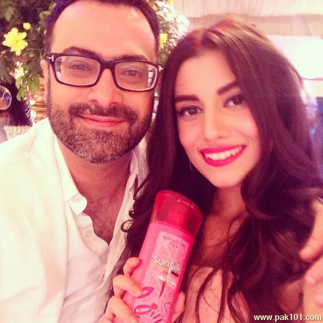 Zara Peerzada -Pakistani Female Fashion Model Celebrity