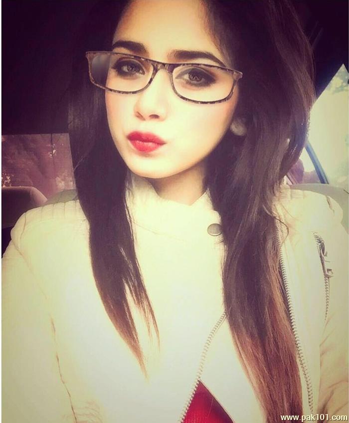 Aima Baig -Pakistani Female Singer And Host Celebrity