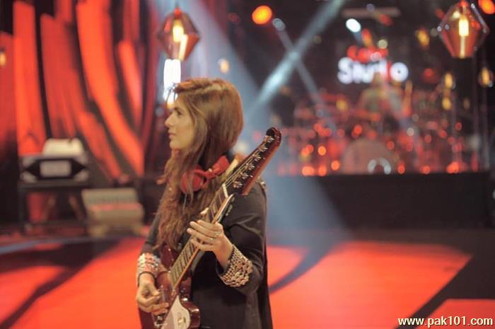 Momina Mustehsan -Pakistani Female Singer And Musician Celebrity