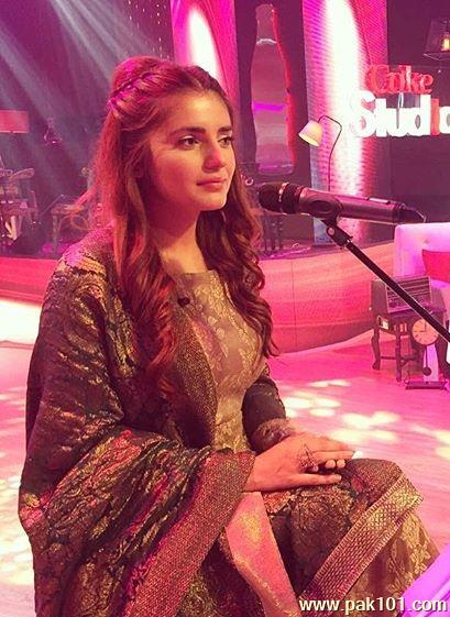 Momina Mustehsan -Pakistani Female Singer And Musician Celebrity