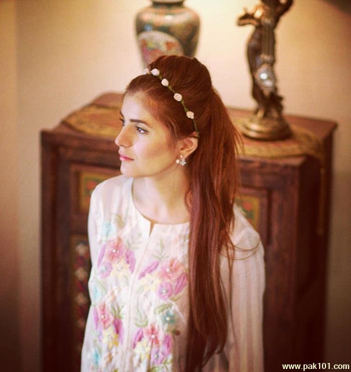 Momina Mustehsan -Pakistani Female Singer And Musician Celebrity
