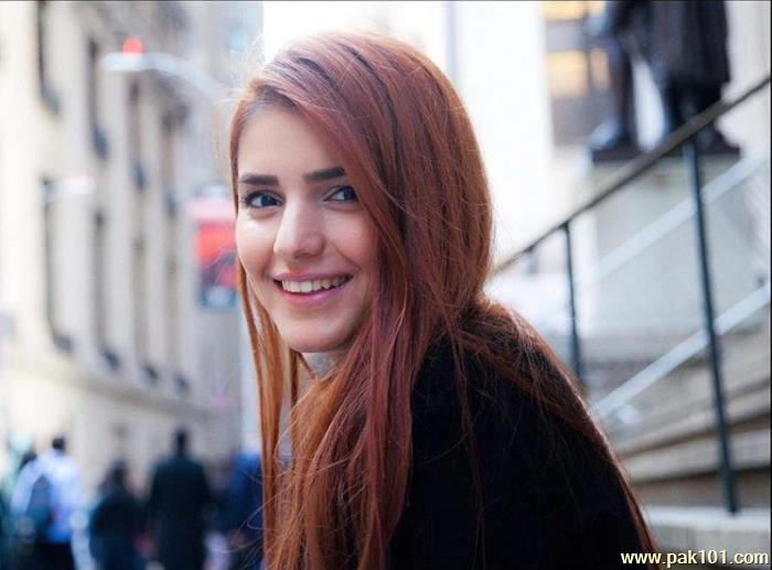 Momina Mustehsan -Pakistani Female Singer And Musician Celebrity
