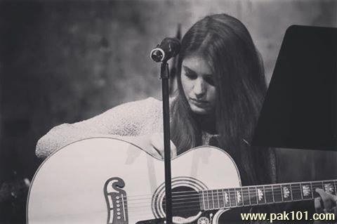 Momina Mustehsan -Pakistani Female Singer And Musician Celebrity