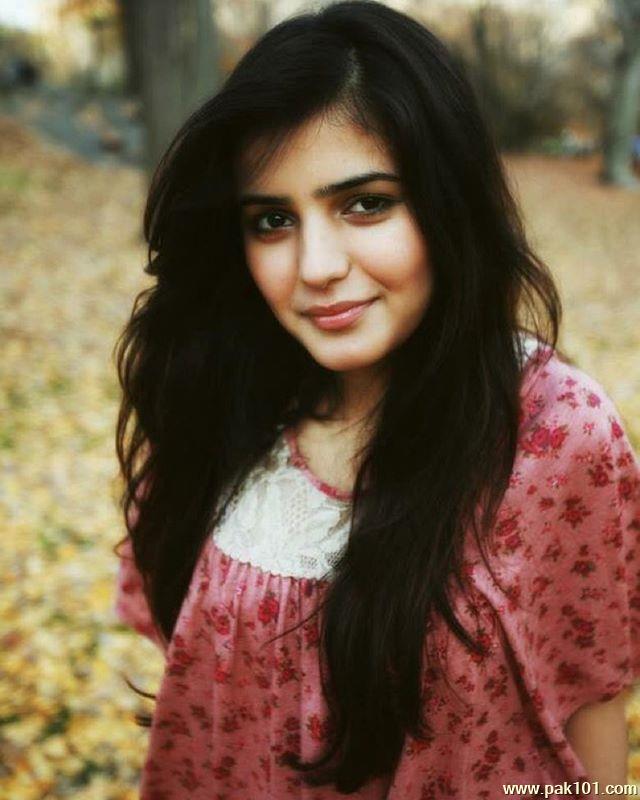 Momina Mustehsan -Pakistani Female Singer And Musician Celebrity