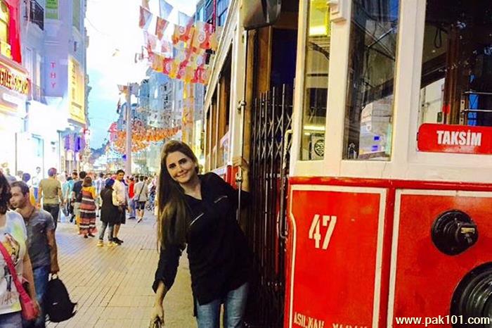Momina Mustehsan -Pakistani Female Singer And Musician Celebrity
