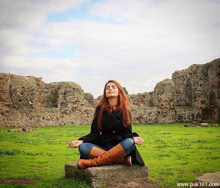 Momina Mustehsan -Pakistani Female Singer And Musician Celebrity