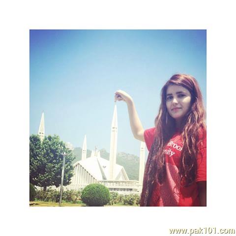 Momina Mustehsan -Pakistani Female Singer And Musician Celebrity