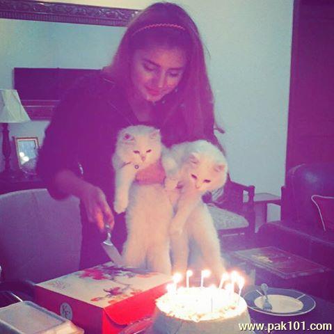 Momina Mustehsan -Pakistani Female Singer And Musician Celebrity