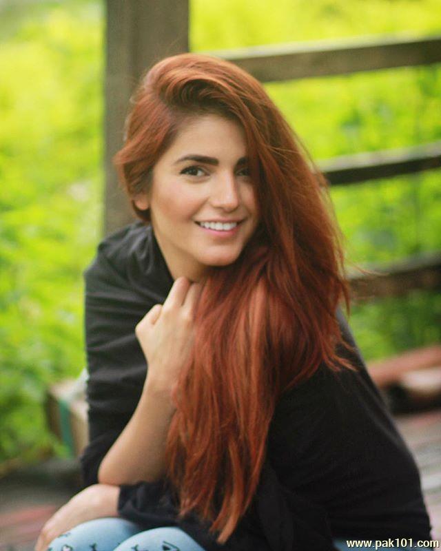 Momina Mustehsan -Pakistani Female Singer And Musician Celebrity