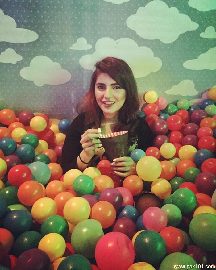 Momina Mustehsan -Pakistani Female Singer And Musician Celebrity