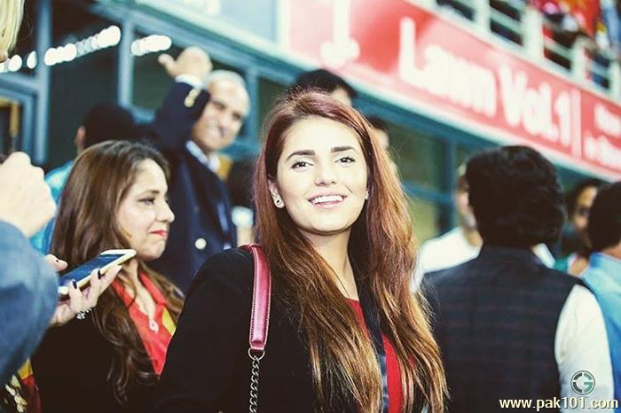Momina Mustehsan -Pakistani Female Singer And Musician Celebrity
