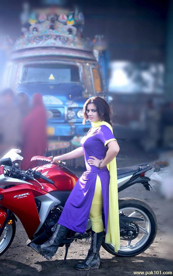 Rabi Peerzada -Pakistani Female Singer Celebrity