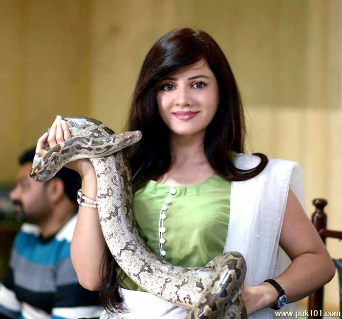 Rabi Peerzada -Pakistani Female Singer Celebrity