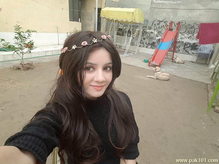 Rabi Peerzada -Pakistani Female Singer Celebrity