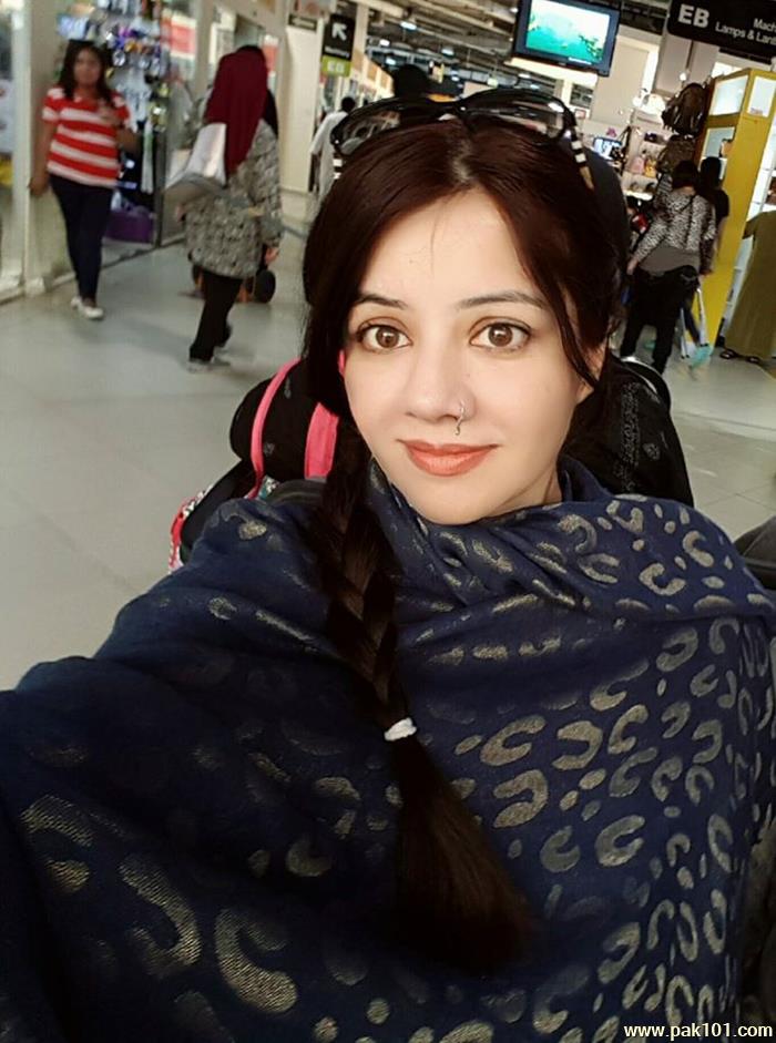 Rabi Peerzada -Pakistani Female Singer Celebrity