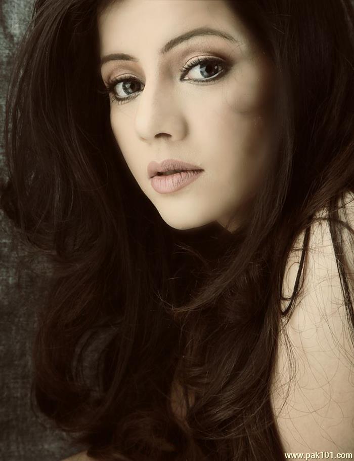 Rabi Peerzada -Pakistani Female Singer Celebrity