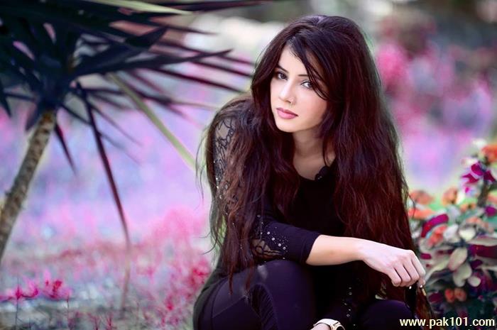 Rabi Peerzada -Pakistani Female Singer Celebrity