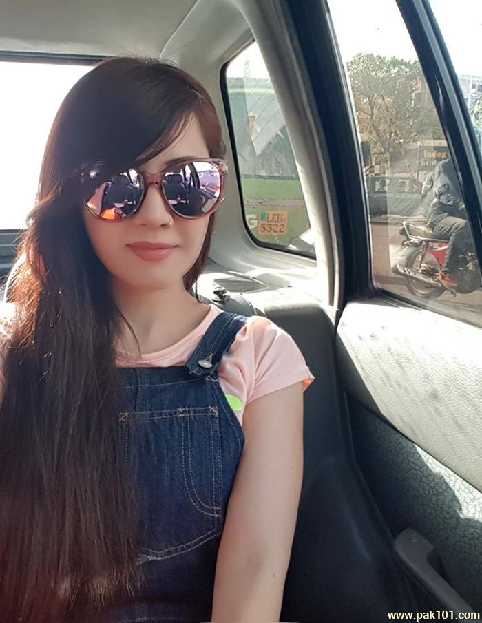 Rabi Peerzada -Pakistani Female Singer Celebrity