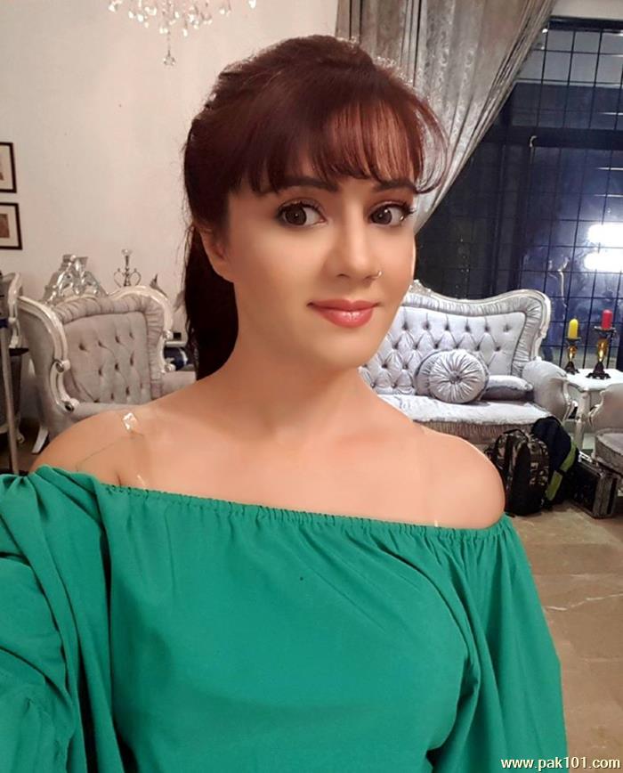 Rabi Peerzada -Pakistani Female Singer Celebrity