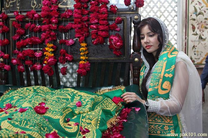 Rabi Peerzada -Pakistani Female Singer Celebrity