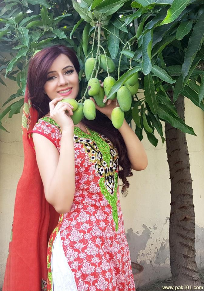 Rabi Peerzada -Pakistani Female Singer Celebrity
