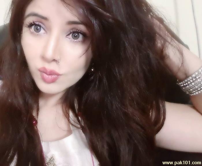 Rabi Peerzada -Pakistani Female Singer Celebrity