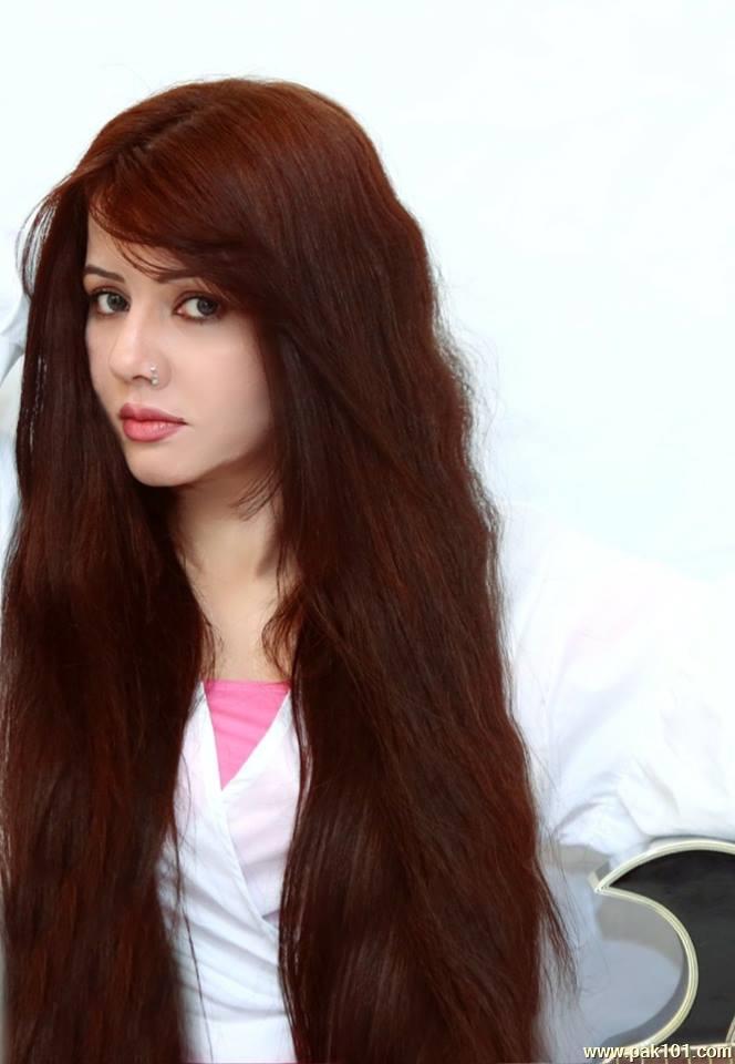 Rabi Peerzada -Pakistani Female Singer Celebrity