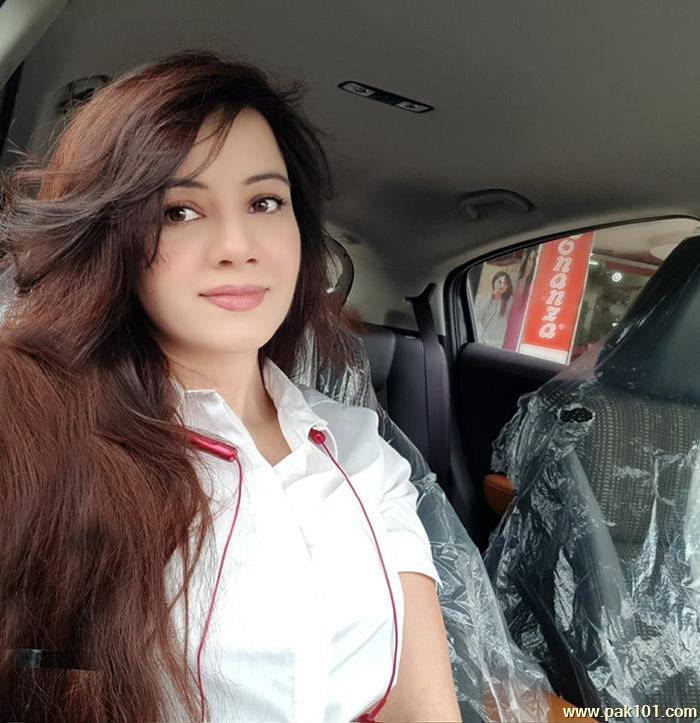 Rabi Peerzada -Pakistani Female Singer Celebrity