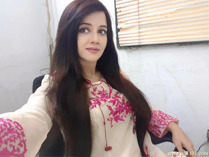 Rabi Peerzada -Pakistani Female Singer Celebrity